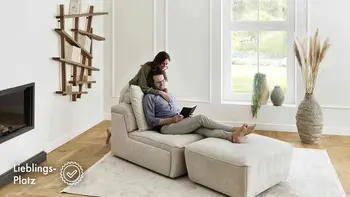 Pärchen kuschelt auf Sessel mit Hocker Erweiterung